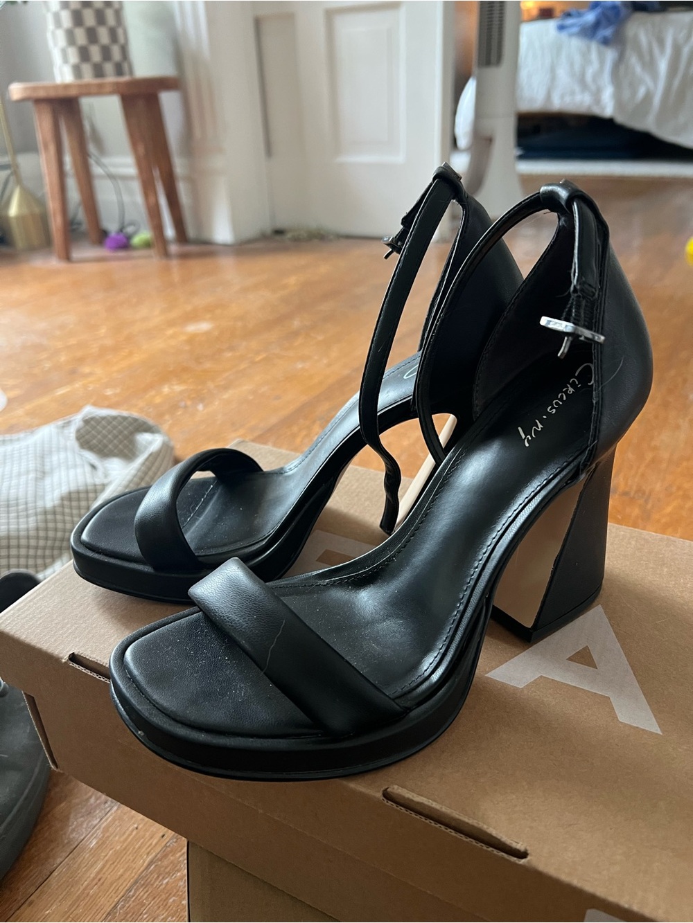 Circus NY San edelman Holmes black heels 7